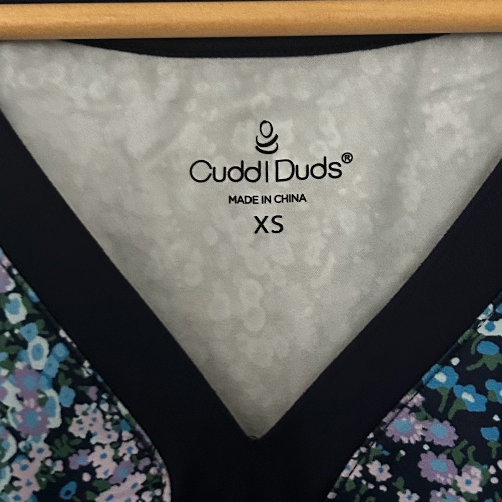 Cuddl Duds Flexwear V-Neck Top Shirt Blue Ditsy Women’s Size XS New In Package - Picture 3 of 7
